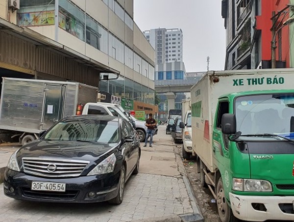 [Điểm nóng giao thông] Tái diễn đỗ xe tải tràn lan tại ngõ 102 Trần Phú