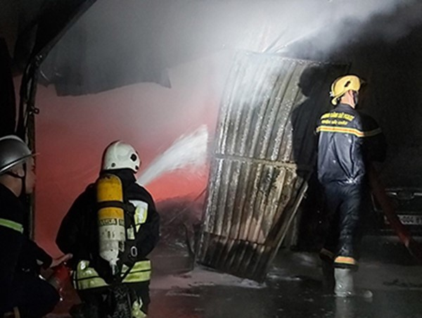 Cháy bãi giữ xe ô tô ở Đà Nẵng trong đêm