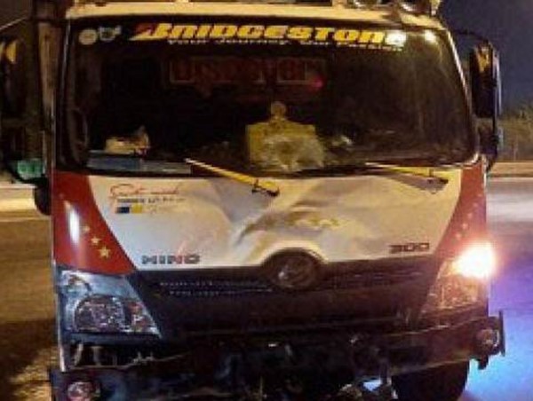 Xe tải đâm xe máy, 2 người nhập viện cấp cứu