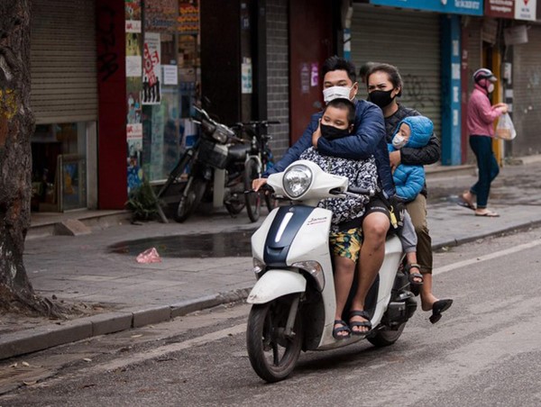 Gia tăng tình trạng đi xe máy không đội mũ bảo hiểm