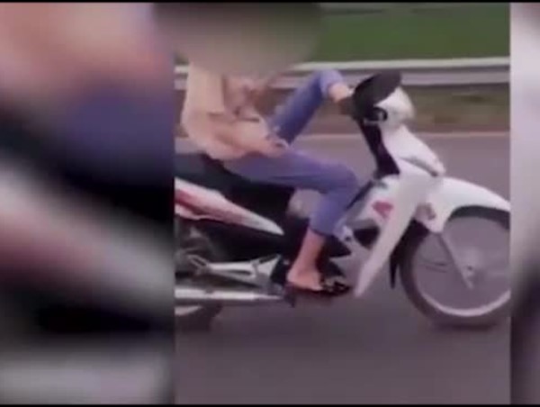 Xử phạt nữ sinh 16 tuổi điều khiển xe máy bằng chân