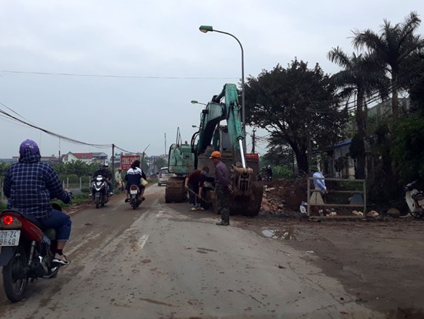 Cải tạo đường gây cản trở giao thông, ô nhiễm bùn đất