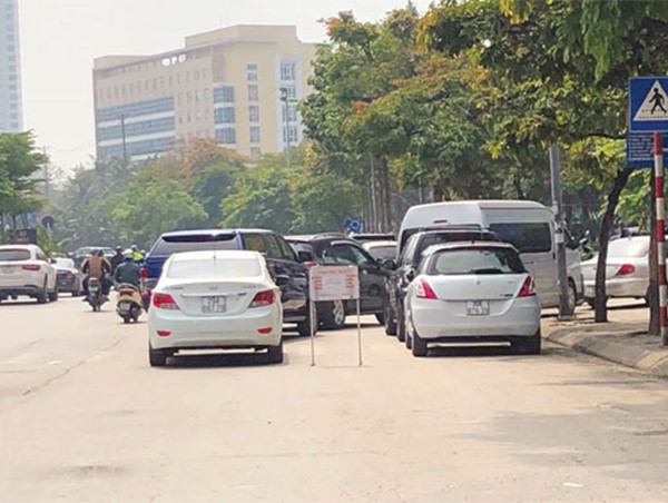 [Điểm nóng giao thông] Mất trật tự tại cổng Trung tâm Đăng kiểm xe cơ giới 2903V
