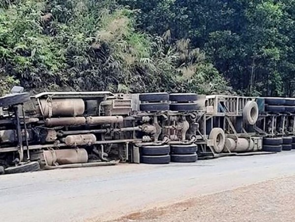 Xe đầu kéo gặp nạn trên đường, tài xế tử vong trong ca bin