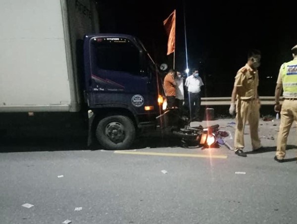 3 thanh niên tử vong sau va chạm với xe tải