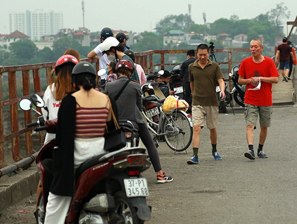 Cầu Long Biên đông đúc người hóng gió, tập thể dục, bất chấp lệnh giãn cách xã hội 