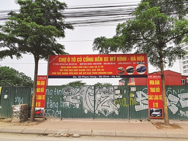 [Điểm nóng giao thông] Chợ xe cũ chiếm trọn vỉa hè