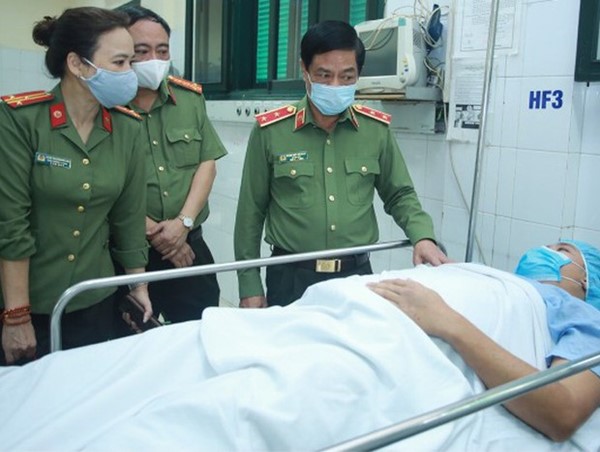 Giám đốc Công an Hà Nội thăm động viên cảnh sát bị thương khi làm nhiệm vụ phòng chống dịch