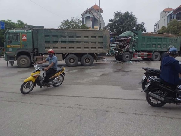 Tài xế mắc kẹt trong cabin sau tai nạn giữa 2 xe tải