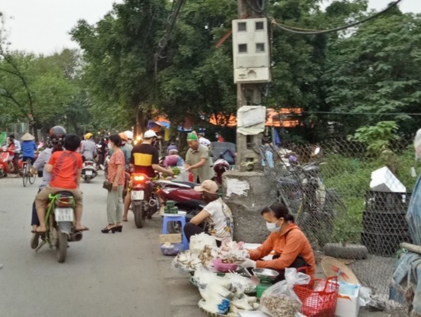 Tại phường Đại Mỗ, quận Nam Từ Liêm: Chợ họp tràn ra đường trong thời điểm cách ly xã hội