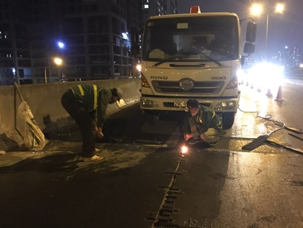 [Video] Hoàn thành sửa chữa 53 khe co giãn đường Vành đai 3 trên cao