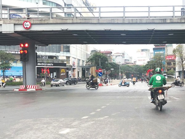 [Điểm nóng giao thông] Nhiều người cố tình vượt đèn đỏ