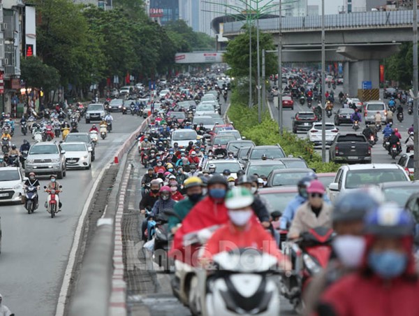 [Ảnh] Hà Nội: Tái diễn cảnh tắc đường trong ngày đầu nới lỏng giãn cách xã hội