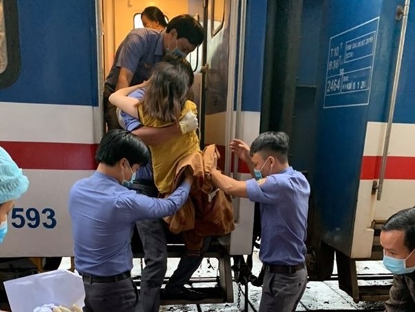 Đỡ đẻ thành công cho một sản phụ sinh con trên đoàn tàu Thống Nhất