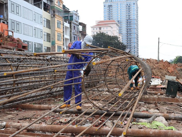 Cầu vượt tại nút giao đường Hoàng Quốc Việt – Nguyễn Văn Huyên: Băng băng “về đích”