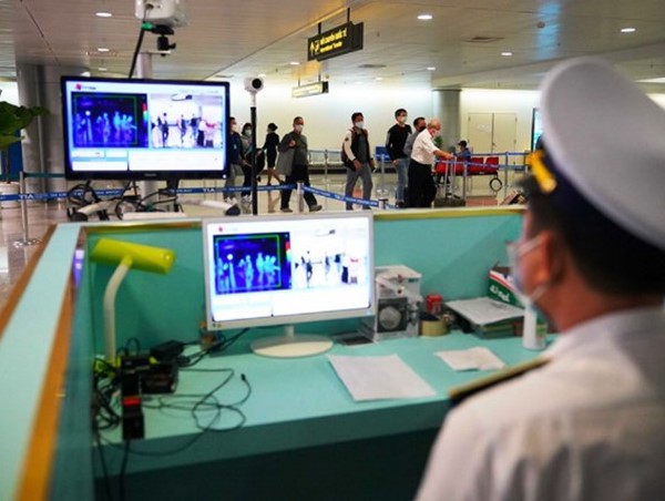 Hành khách đi máy bay mùa dịch phải lưu ý điều gì?