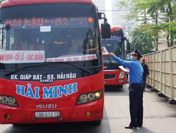 Xử phạt kết hợp tuyên truyền vận tải xe khách trong dịp nghỉ lễ 30/4 - 1/5