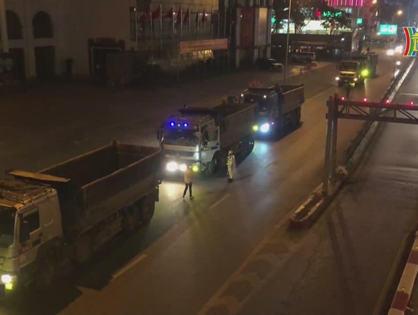 CSGT Hà Nội mở đợt cao điểm xử lý xe tải chở vật liệu xây dựng vi phạm