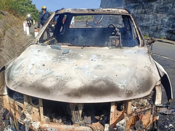 Ô tô cháy trơ khung cùng một thi thể chết cháy bên trong
