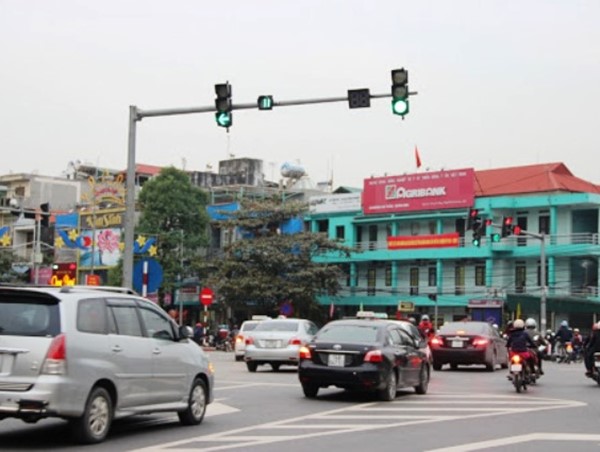 Bộ Giao thông Vận tải đề nghị phạt người vượt đèn xanh tại nút giao ùn tắc