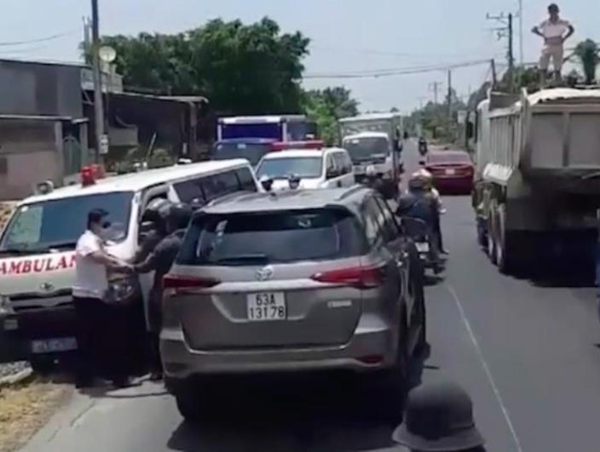 Xử phạt 4 triệu đồng, tước bằng lái tài xế cản trở xe cứu thương