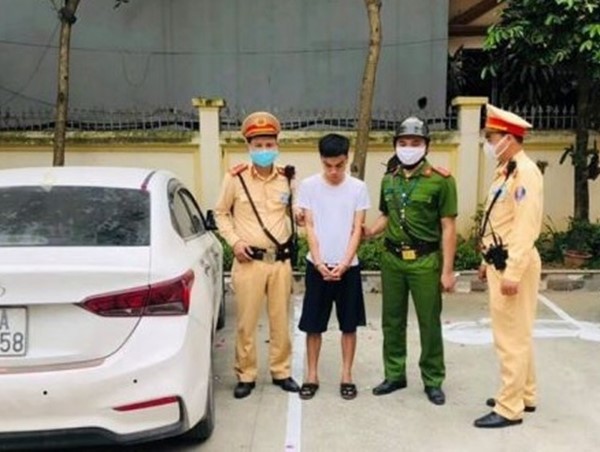 Nhìn thấy cảnh sát giao thông, nam thanh niên ném gói ma túy ra khỏi ô tô hòng tẩu tán