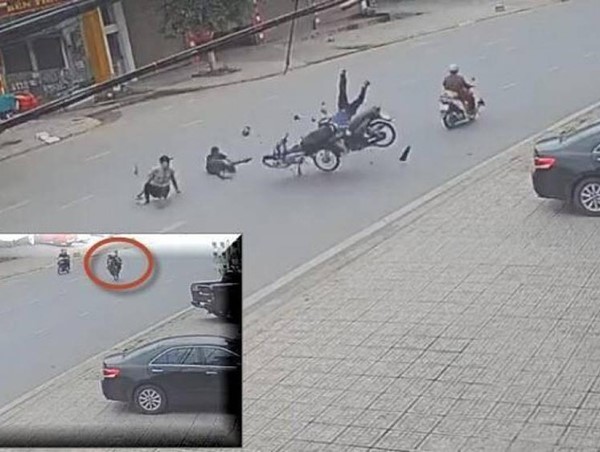 Quái xế bốc đầu khiến người đi đường gãy chân