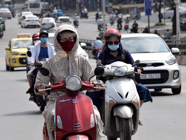 Giao thông Hà Nội dưới cái nóng oi ả đầu hè