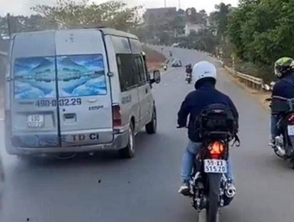 Khẩn trương truy tìm danh tính nhóm phượt thủ ném đá vào xe khách