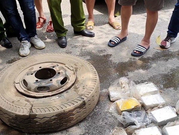 Bắt nhóm đối tượng giấu 16 bánh heroin trong lốp xe tải mang đi tiêu thụ