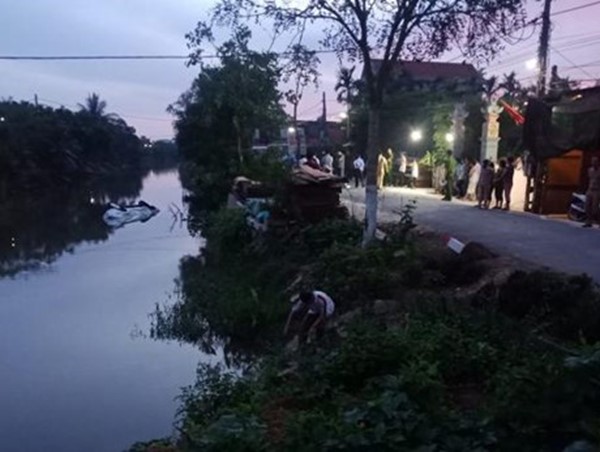 Ô tô 7 chỗ lao xuống sông khiến 2 người tử vong