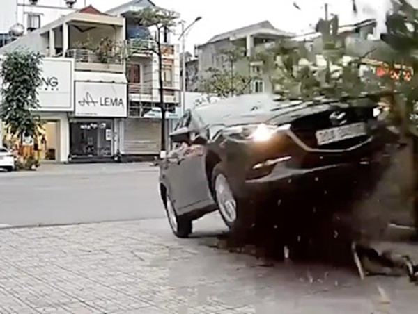 Ô tô húc văng xe máy, tông đổ cây rồi lao lên vỉa hè