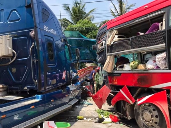 Xe đầu kéo đấu đầu xe khách trên quốc lộ 1A