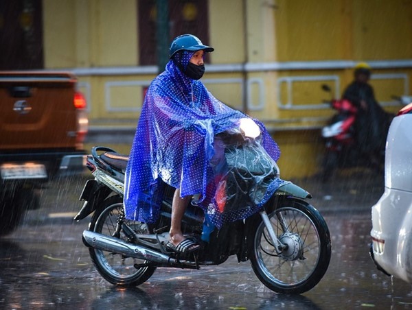 Đề xuất bật đèn xe cả ngày: Văn bản luật đừng xa rời cuộc sống