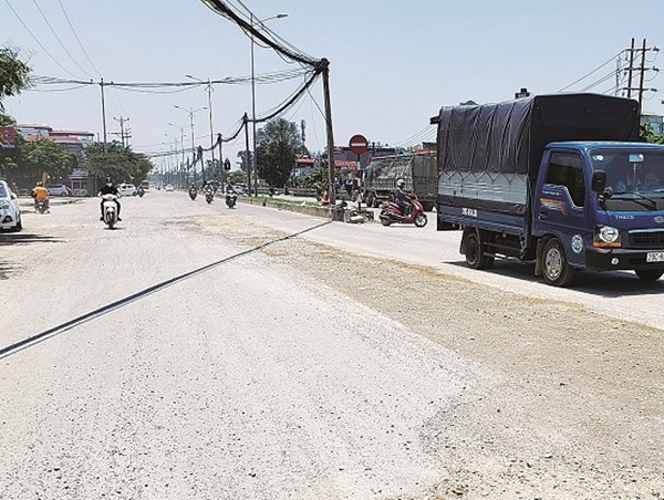 [Điểm nóng giao thông] Đường Ngọc Hồi vẫn chưa bảo đảm giao thông