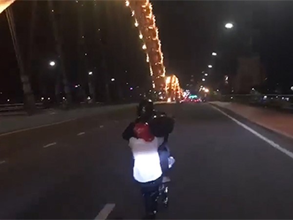 Đà Nẵng: Truy tìm 2 thanh niên bốc đầu xe, "làm xiếc" trên phố