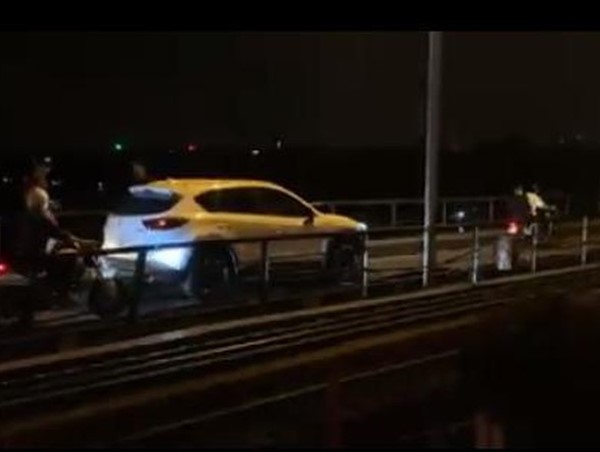 Mazda CX-5 "hồn nhiên" đi trên cầu Long Biên gây ùn tắc