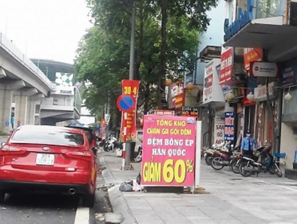 Quận Hà Đông: Nhiều xe ô tô dừng, đỗ tràn lan bất chấp biển cấm