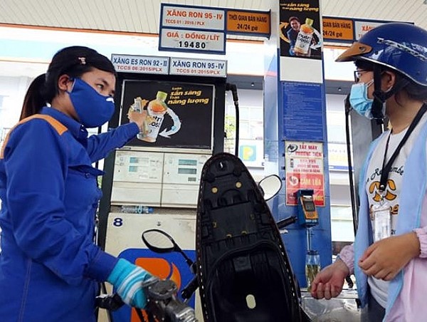 Giá xăng tăng 604 đồng/lít sau 8 lần giảm