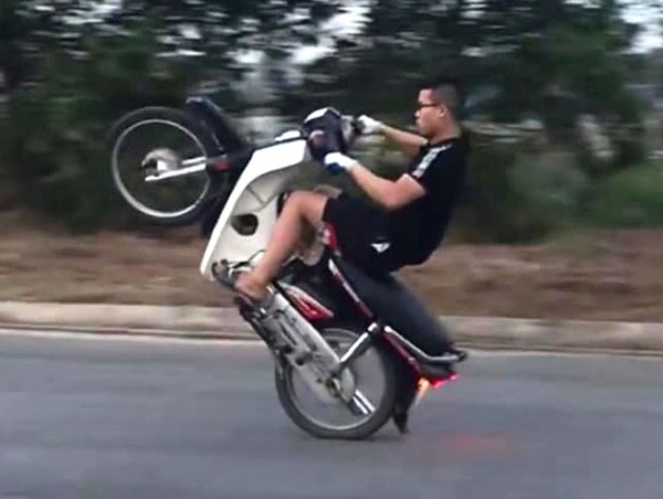 Hoài Đức: Nam thanh niên bốc đầu xe máy bị phạt 4,2 triệu đồng