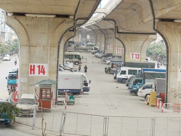 Trông xe dưới gầm cầu: Phải quản chặt từ đầu