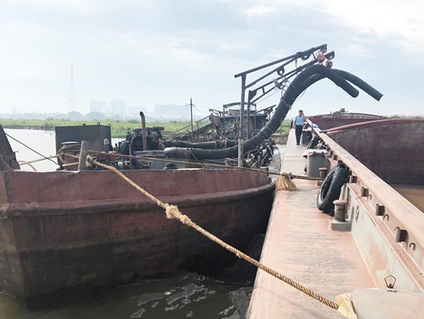 Hà Nội: Phát hiện, vây bắt 8 phương tiện khai thác cát trái phép trên sông Hồng