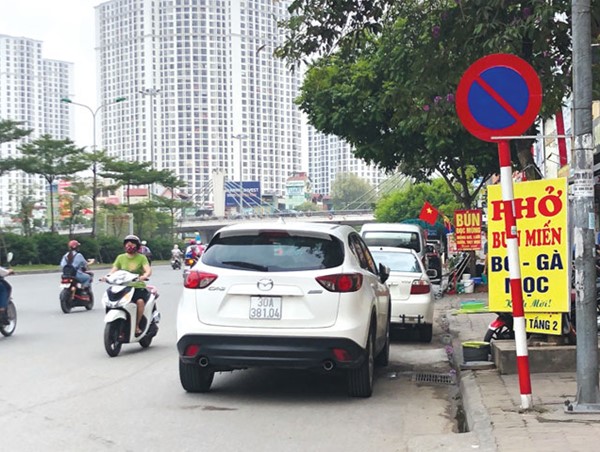 [Điểm nóng giao thông] Tràn lan vi phạm trật tự đô thị trên đường Trường Chinh