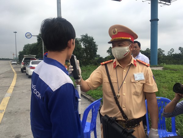 Cảnh sát giao thông ra quân tổng kiểm soát phương tiện giao thông đường bộ