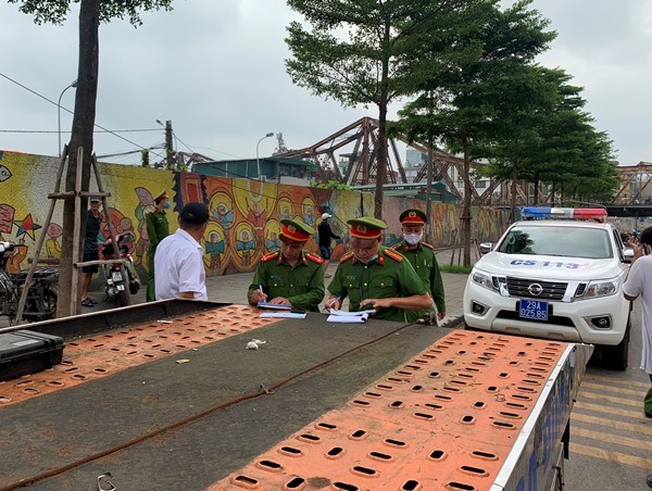 Công an quận Ba Đình ra quân tổng kiểm soát phương tiện