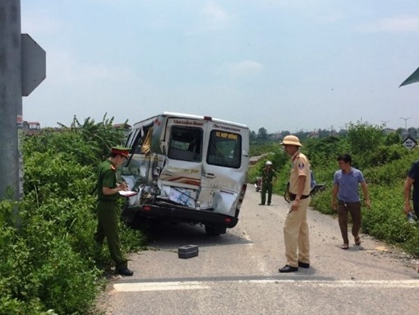 Cố vượt đường sắt, xe đưa đón học sinh bị tàu hỏa đâm móp đuôi