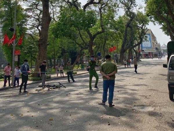 Cụ bà tử vong khi bị thiếu niên đi xe đạp tông trúng trên phố đi bộ Hồ Gươm