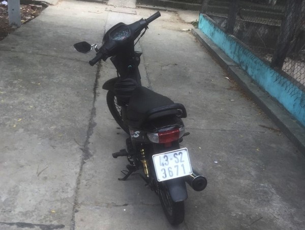 Xử phạt thanh niên lái xe máy bằng 2 chân