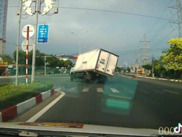 Tài xế bẻ lái "cứu" 2 người đi xe máy