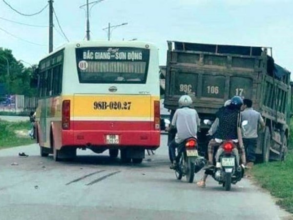 Va chạm kinh hoàng với xe tải, tài xế xe máy tử vong tại chỗ